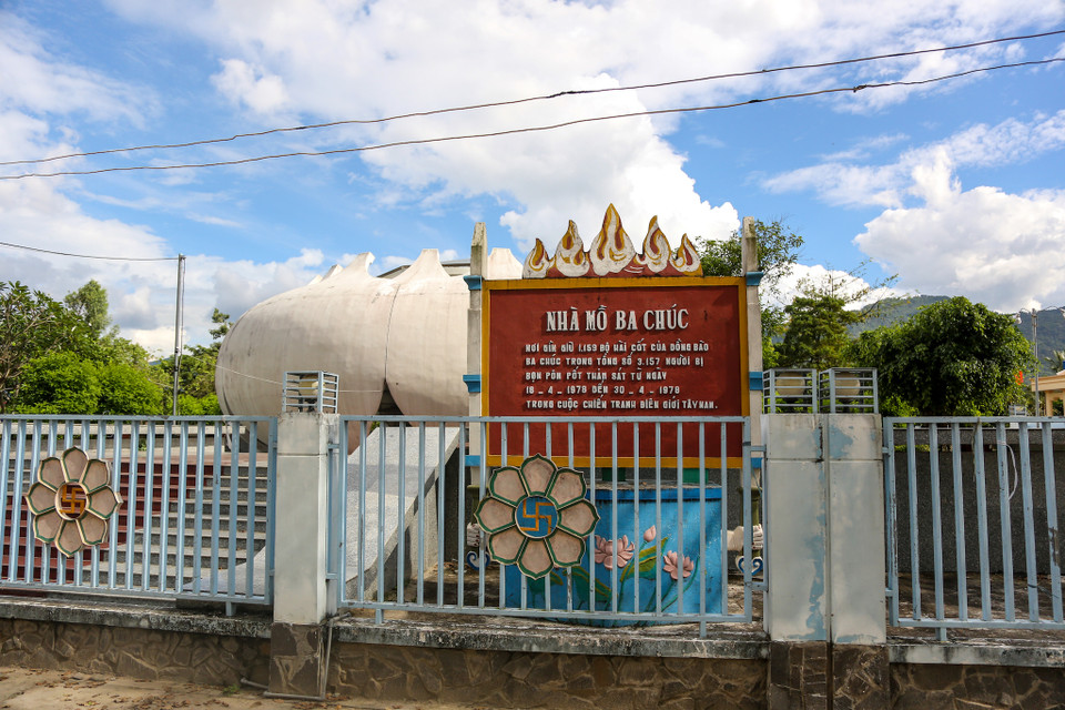 40 năm sau khi cuộc chiến tranh biên giới Tây Nam và chiến tranh chống lại chế độ diệt chủng Pol Pot kết thúc, một ngôi nhà mồ đã được dựng lên chứa 1.159 bộ hài cốt thường dân đã bị sát hại dã man. Cách thị trấn Châu Đốc hơn 40 km về phía Tây Nam, Nhà mồ Ba Chúc mang vẻ trầm lặng bao trùm lên những chứng tích đau thương còn lại thời kỳ diệt chủng Pol Pot. (Ảnh: Minh Sơn/Vietnam+)