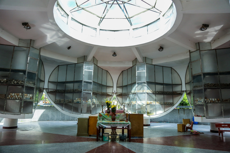 Ngày 18 tháng 4 năm 1978, Pol Pot tràn vào Ba Chúc, thẳng tay chém giết những dân thường vô tội. Chỉ trong vòng 12 ngày đêm, hơn 3.000 thường dân đã bị hành quyết dã man. Chỉ có duy nhất 3 người còn sống sót sau vụ thảm sát ấy. Năm 1979, chính quyền và nhân dân An Giang đã xây dựng tại đây một quần thể chứng tích tội ác, bao gồm 7 hạng mục: nhà mồ, bia căm thù, nhà truyền thống, nhà thủy tạ, hồ sen, nhà khách và vòng rào. (Ảnh: Minh Sơn/Vietnam+)