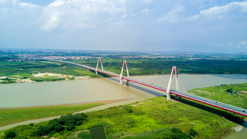 Mặt cầu rộng 33,2 m với 8 làn xe cho cả hai chiều, chia thành 4 làn xe cơ giới, 2 làn xe buýt, 2 dải hỗn hợp, phân cách giữa, đường dành cho người đi bộ. (Ảnh: Vietnam+)