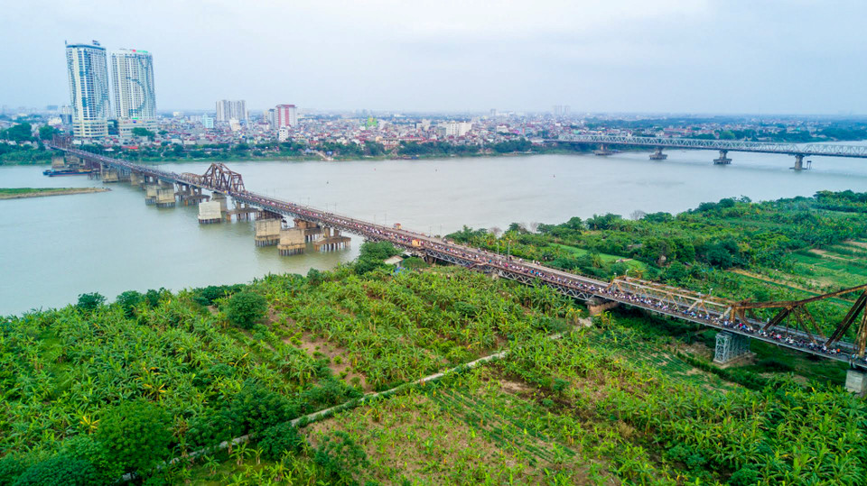 Cầu dành cho đường sắt đơn chạy ở giữa, hai bên là đường dành cho xe cơ giới và người đi bộ. Đường cho các loại xe là 2,6 m và luồng đi bộ là 0,4 m. (Ảnh: Vietnam+)