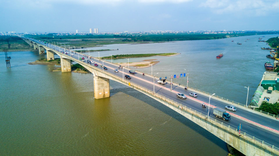 Cầu Vĩnh Tuy hoạt động góp phần rút ngắn lộ trình từ trung tâm thành phố ra quốc lộ 5 đi Hải Phòng, Quảng Ninh khoảng 3 km, giảm tải cho cầu Chương Dương và Long Biên. (Ảnh: Vietnam+)