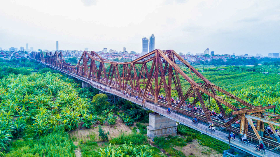 Cầu Long Biên do Pháp xây dựng từ 1898 đến 1902 là cây cầu thép đầu tiên bắc qua sông Hồng nối quận Hoàn Kiếm với quận Long Biên. (Ảnh: Vietnam+)