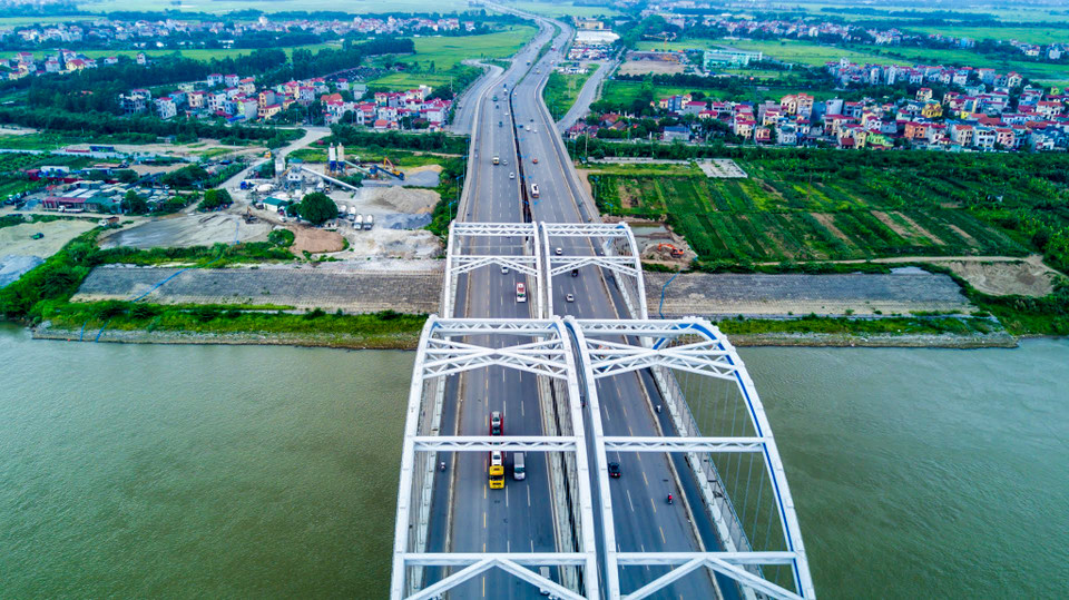 Ngoài hệ thống đường dẫn, cầu gồm 3 nhịp chính trong đó 2 nhịp biên dài 80 m và nhịp giữa sông dài 120 m được áp dụng công nghệ cầu vòm ống thép nhồi bêtông, lần đầu tiên ở khu vực Đông Nam Á. (Ảnh:Vietnam+)