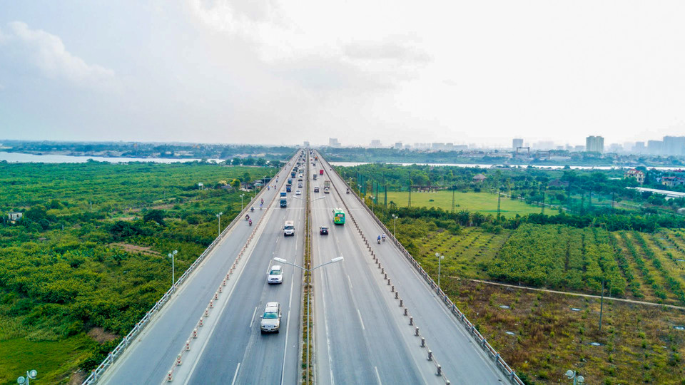 Với tổng mức đầu tư 5.700 tỷ đồng, phần cầu chính dài 3.084 m, rộng 33,1 m chia làm 6 làn xe chạy, trong đó 4 làn cao tốc cho phép chạy 80 km/h.Cầu Thanh Trì cũng là cây cầu lớn nhất trong dự án 7 cây cầu của Hà Nội. (Ảnh: Vietnam+)