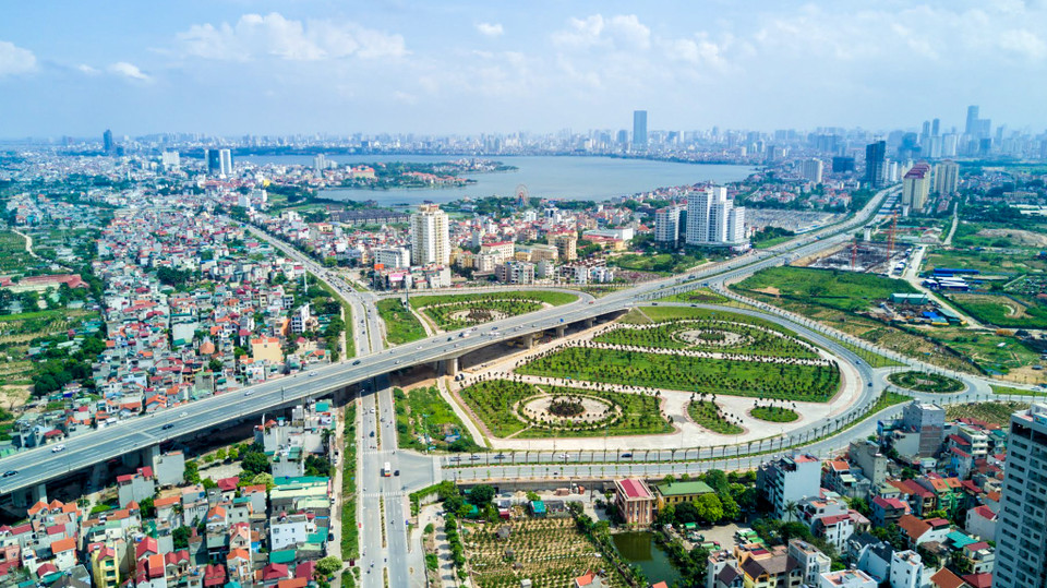 Cầu Nhật Tân được khánh thành đồng bộ với đường Nhật Tân - Nội Bài tạo nên một tuyến cao tốc hiện đại, rút ngắn gần một nửa thời gian di chuyển từ Cảng hàng không quốc tế Nội Bài tới trung tâm Hà Nội. (Ảnh: Vietnam+)