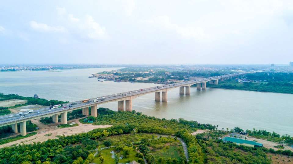 Cầu Thanh Trì thông xe năm 2007, là một trong những cây cầu bêtông cốt thép dự ứng lực dài và rộng nhất Việt Nam, đồng thời cũng là công trình cầu được thi công với nhiều ứng dụng công nghệ mới. (Ảnh: Vietnam+)