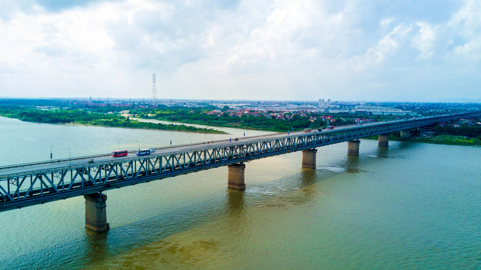Cầu bắc qua sông Hồng tại vị trí km6+300 trên quốc lộ Nam Thăng Long, con đường nối sân bay quốc tế Nội Bài với trung tâm Hà Nội. (Ảnh: Vietnam+)