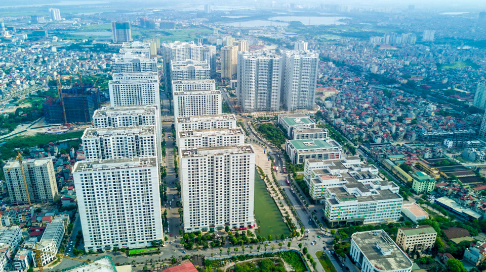 Hàng loạt khu đô thị mọc lên tại đường dẫn lên cầu Vĩnh Tuy khiến khu vực này trở nên sôi động. (Ảnh: Vietnam+)