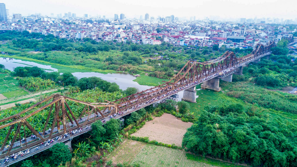Cầu dài 2.290 m qua sông và 896 m đường dẫn, gồm 19 nhịp dầm thép đặt trên 20 trụ cao hơn 40 m (kể cả móng), đường dẫn xây bằng đá. (Ảnh: Vietnam+)