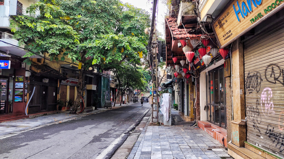 Chính vì vậy, nếu có dịp đi qua những con phố cổ Hà Nội vào sáng sớm, nhiều người sẽ không khỏi thấy khác lạ với khung cảnh nhộn nhịp thường có. (Ảnh: Đỗ Hùng/Vietnam+)