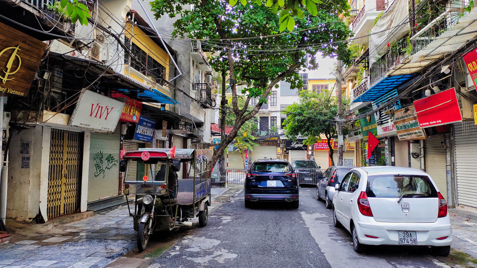 Những con phố vốn huyên náo giờ trở nên bình lặng hơn rất nhiều. (Ảnh: Đỗ Hùng/Vietnam+)