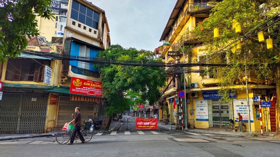 Dưới sự vào cuộc quyết liệt của chính quyền địa phương thì ý thức tuân thủ các quy định phòng dịch của người dân cũng được nâng cao, phần lớn người dân Thủ đô đều chấp hành nghiêm túc. (Ảnh: Đỗ Hùng/Vietnam+)