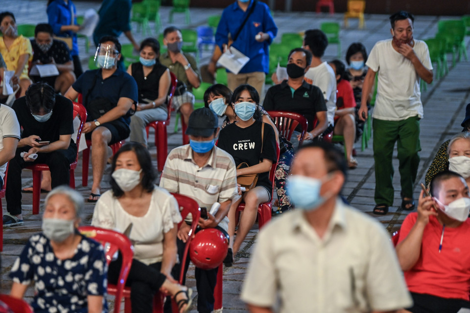 Để kịp hoàn thành tiêm vaccine cho 100% người dân trên địa bàn, quận Hoàn Kiếm đã tổ chức điểm tiêm đến đêm tại Cung Văn hóa Hữu nghị Việt Xô. (Ảnh: PV/Vietnam+)