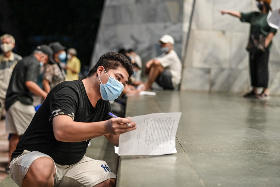 Người dân trên địa bàn quận Hoàn Kiếm đến điểm tiêm chủng theo các giờ khác nhau để đảm bảo an toàn. (Ảnh: PV/Vietnam+)