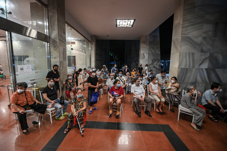 Nhằm hạn chế việc tập trung đông người, đội ngũ y tế đã tổ chức chia người dân thành từng nhóm, thực hiện tiêm theo các khung giờ khác nhau. (Ảnh: PV/Vietnam+)