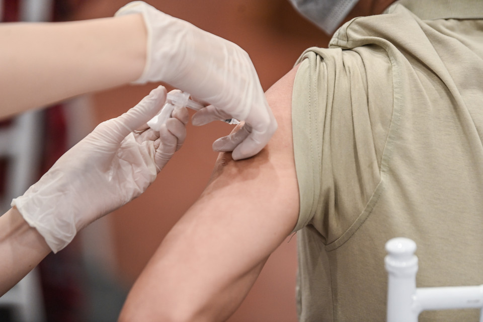 Địa điểm tiêm cũng bố trí 4 giường cấp cứu nhằm xử lý các tình huống xấu sau tiêm. (Ảnh: PV/Vietnam+)