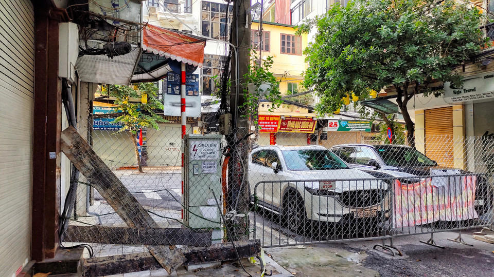 Do đây không phải lần đầu thành phố Hà Nội thực hiện giãn cách xã hội, người dân thành phố cơ bản chấp hành tốt các quy định nên gần như các tuyến phố cổ vắng bóng người. (Ảnh: Đỗ Hùng/Vietnam+)