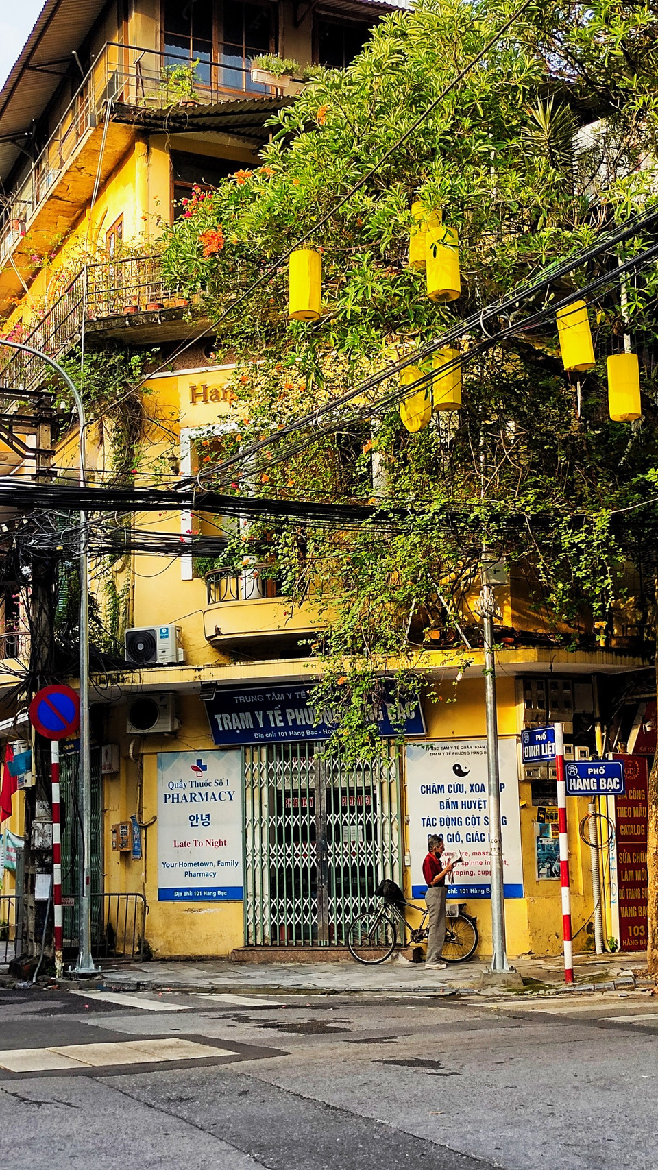 Ngã tư phố Đinh Liệt-Hàng Bạc. (Ảnh: Đỗ Hùng/Vietnam+)