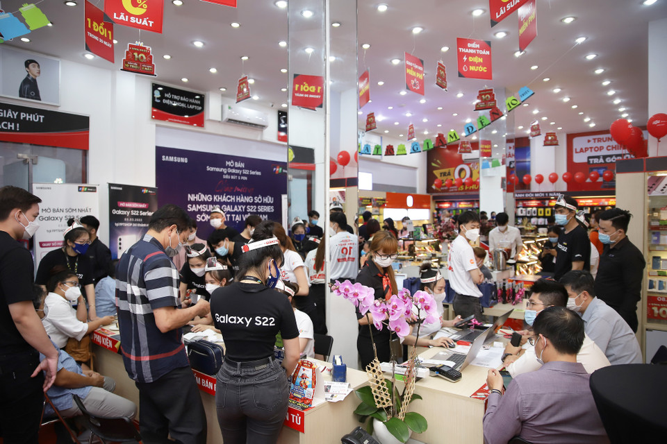 Các phiên bản màu sắc được khách hàng yêu thích nhất gồm có: Red Burgundy trên S22 Ultra, Green trên S22+ và S22, đại diện hệ thống này cho hay. (Ảnh: FPT Shop)