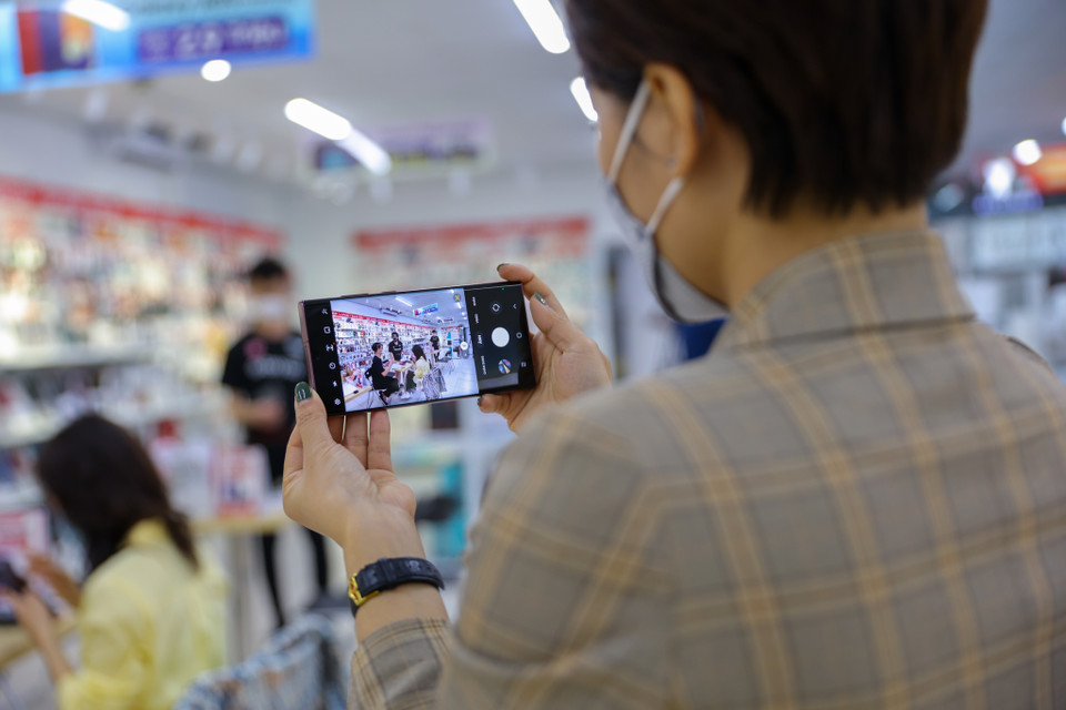 Đặc biệt với Galaxy S22 Ultra, 4 phiên bản màu sắc Xanh Zeta, Đỏ Zeta, Đen Phantom và Trắng Phantom có tỉ lệ khá đồng đều nhau. (Ảnh: Minh Sơn/Vietnam+)