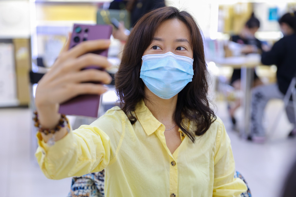 Đại diện CellPhone S chia sẻ Galaxy S22 Ultra là mẫu máy được nhiều khách hàng chọn lựa tại hệ thống, chiếm đến hơn 80% tổng số lượng đặt cọc. (Ảnh: Minh Sơn/Vietnam+)