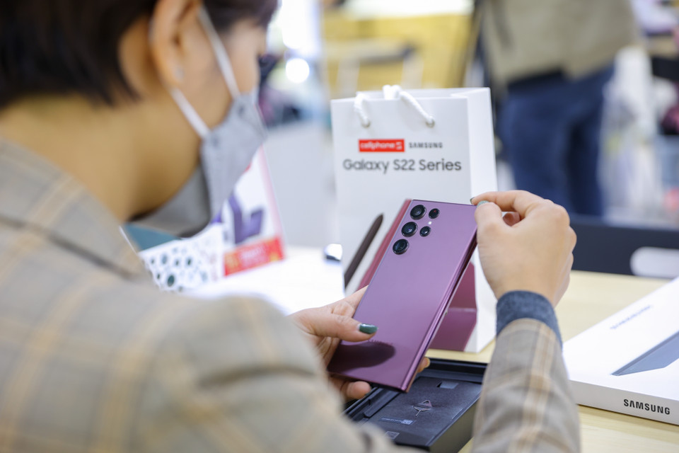 Năm nay tỉ lệ màu sắc các máy đặt trước được phân bổ khá đồng đều. Với Galaxy S22 và Galaxy S22+ thì khách hàng chuộng màu Xanh Zeta và Đen Phantom. (Ảnh: Minh Sơn/Vietnam+)