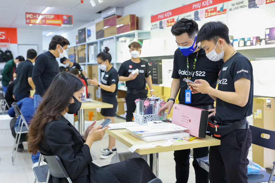 Ghi nhận tại hệ thống bán lẻ CellPhoneS sáng nay, rất đông khách hàng đến nhận Galaxy S22. (Ảnh: Minh Sơn/Vietnam+)