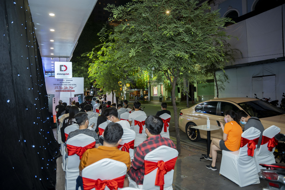 Trước đó, đơn vị này cũng ghi nhận lượng khách hàng đặt trước Samsung Galaxy S22 series lên đến hơn 4.000 lượt, tăng 40% so với thế hiện S21 series tiền nhiệm. (Ảnh: Di Động Việt)