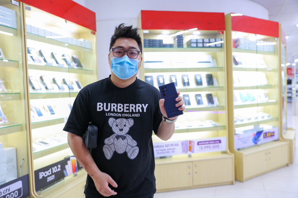 Anh Đức (Phạm Văn Đồng, Hà Nội) là một trong những vị khách có mặt từ sớm để lấy máy. Đổi từ Fold3 sang S22 Ultra, anh Đức cho biết mình khá hài lòng với mẫu điện thoại mới này. (Ảnh: Minh Sơn/Vietnam+)