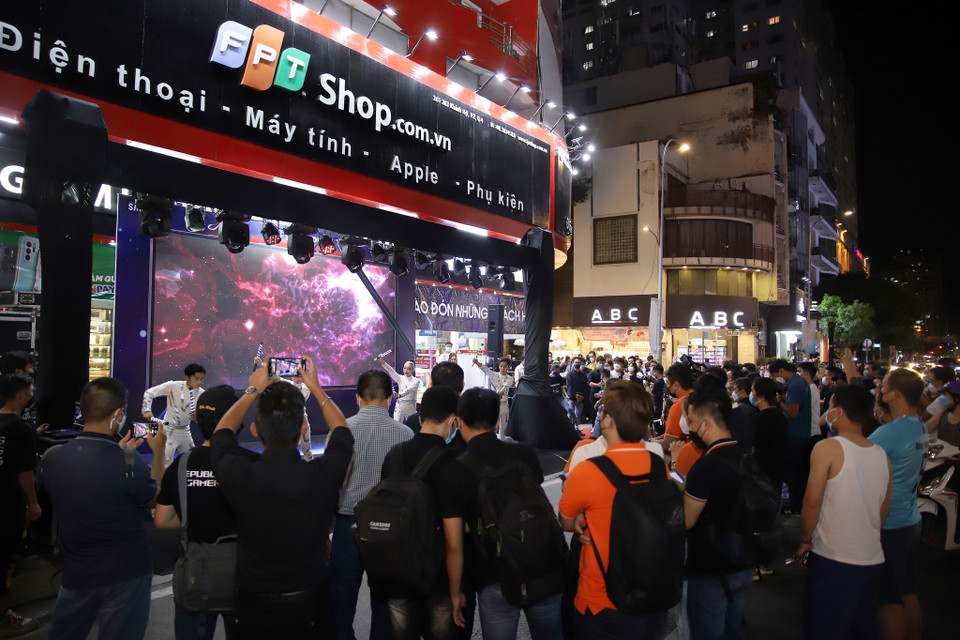 Năm nay, FPT Shop cũng giao máy từ khá sớm. Đơn vị này cho hay, tính đến chiều ngày 3/3, đã có hơn 6.500 đơn hàng, trong đó có gần 3.500 đơn cọc cho series mới. Galaxy S22 Ultra chiếm số lượng đặt mua áp đảo đến 76% trên tổng số đơn đặt trước. (Ảnh: FPT Shop)