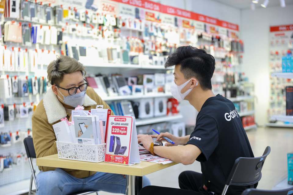 Đại diện CellPhoneS cho biết, tính đến cuối ngày 3/3, hệ thống CellphoneS ghi nhận số lượng gần 3.200 đơn đặt trước Galaxy S22 series. (Ảnh: Minh Sơn/Vietnam+)