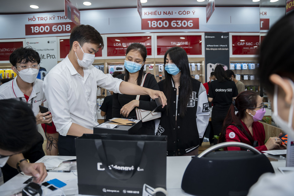 Hiện Galaxy S22 series đã có hàng trải nghiệm tại các chuỗi cửa hàng phân phối. Khách hàng có thể trên tay, thử nghiệm tính năng sản phẩm trước khi quyết định lựa chọn phiên bản, màu sắc. (Ảnh: Di Động Việt)
