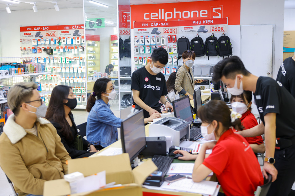 Sáng 4/3, Samsung Galaxy S22 series chính thức mở bán tại Việt Nam. Ghi nhận tại hàng loạt hệ thống bán lẻ như CellPhoneS, Di Động Việt hay FPT ngày đầu tiên, rất đông khách hàng đến nhận máy và trải nghiệm từ sớm. (Ảnh: Minh Sơn/Vietnam+)