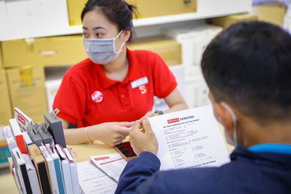 Phiên bản dung lượng 128GB được nhiều người dùng đặt trước Galaxy S22 và S22+ nhất. Trong khi đó với bản cao cấp nhất thì tỉ lệ dung lượng 256GB chiếm đến khoảng 60% lượng đơn đặt hàng Galaxy S22 Ultra. (Ảnh: Minh Sơn/Vietnam+)