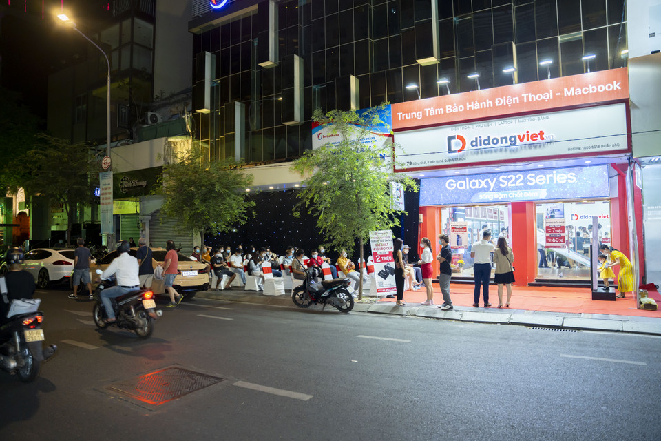 Ngay từ đêm 3/3, rất đông khách hàng đã có mặt tại các điểm bán của Di Động Việt. (Ảnh: Di Động Việt)