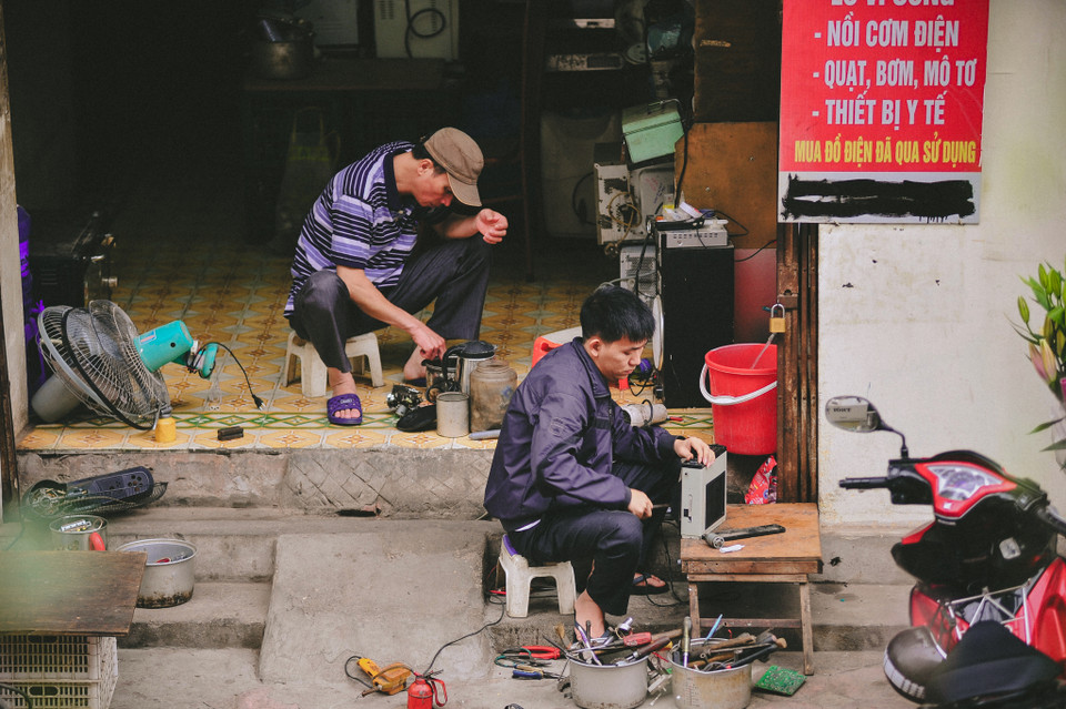 Trên con phố này, trời mang một màu hư không, gió lặng lẽ, thanh thản đến kỳ lạ. (Ảnh: Minh Sơn/Vietnam+)