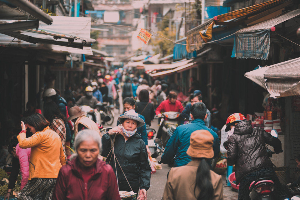 Nếu lần đầu bước chân vào đây, hẳn nhiều người sẽ ‘choáng ngợp’ vì một con phố rất nhiều người già, phần lớn đều là công nhân nhà máy Dệt 8/3 về hưu. (Ảnh: Minh Sơn/Vietnam+)