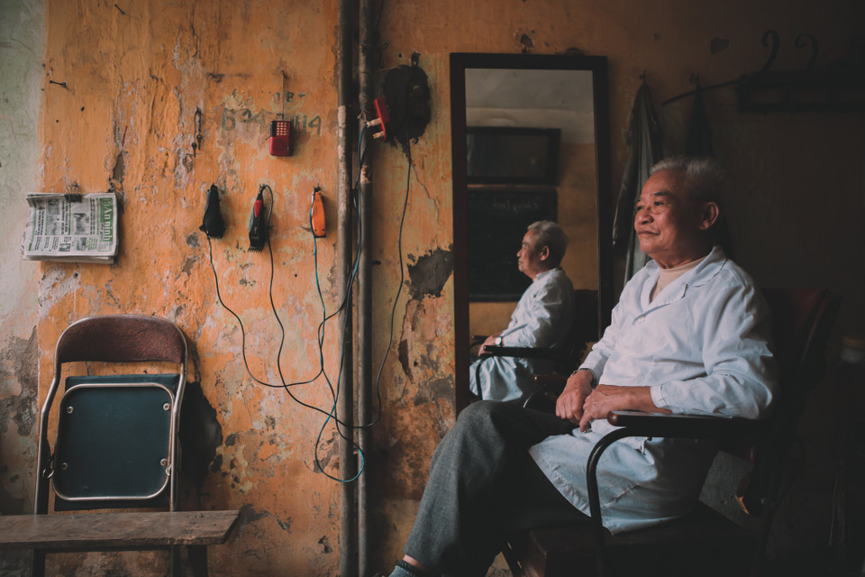 Ông Kim (78 tuổi) đã sống ở đây ngót nghét hơn 40 năm, hàng ngày ông vẫn có thói quen trầm ngâm ngồi nhìn ra phố, nhớ về một thời kháng chiến chống Mỹ oai hùng, oanh liệt. (Ảnh: Minh Sơn/Vietnam+)