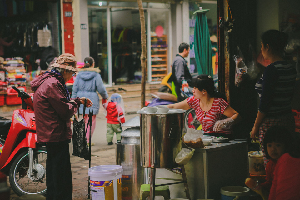 Trải qua nhiều năm thăng trầm, con phố vẫn giữ được vẻ thanh bình, chậm rãi giữa một Thủ đô phồn hoa, nhộn nhịp. (Ảnh: Minh Sơn/Vietnam+)