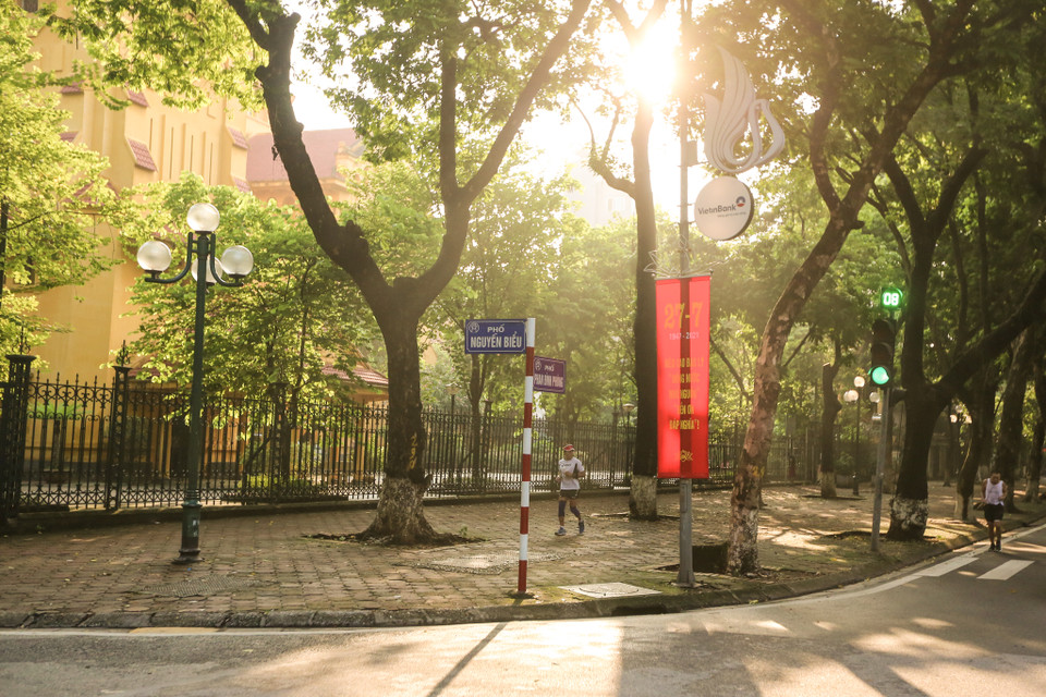 Nhiều người dân vẫn đi tập thể dục trong ngày Hà Nội thực hiện Chỉ thị 16. (Ảnh: Minh Sơn/Vietnam+)