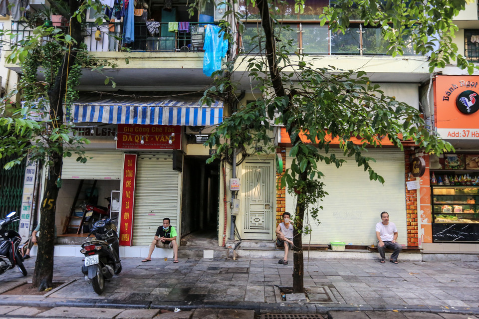 Một số hàng trà đá vẫn 'mở chui'. (Ảnh: Minh Sơn/Vietnam+)