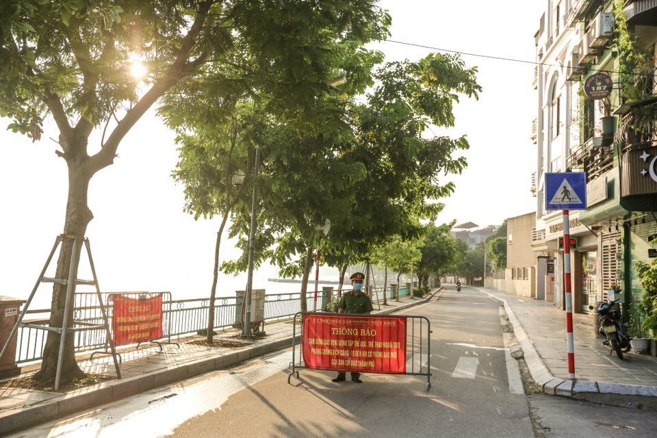 Công an phường Thuỵ Khuê (Tây Hồ, Hà Nội) tổ chức các chốt để nhắc nhở người dân không đi tập thể dục quanh hồ Tây. (Ảnh: Minh Sơn/Vietnam+)