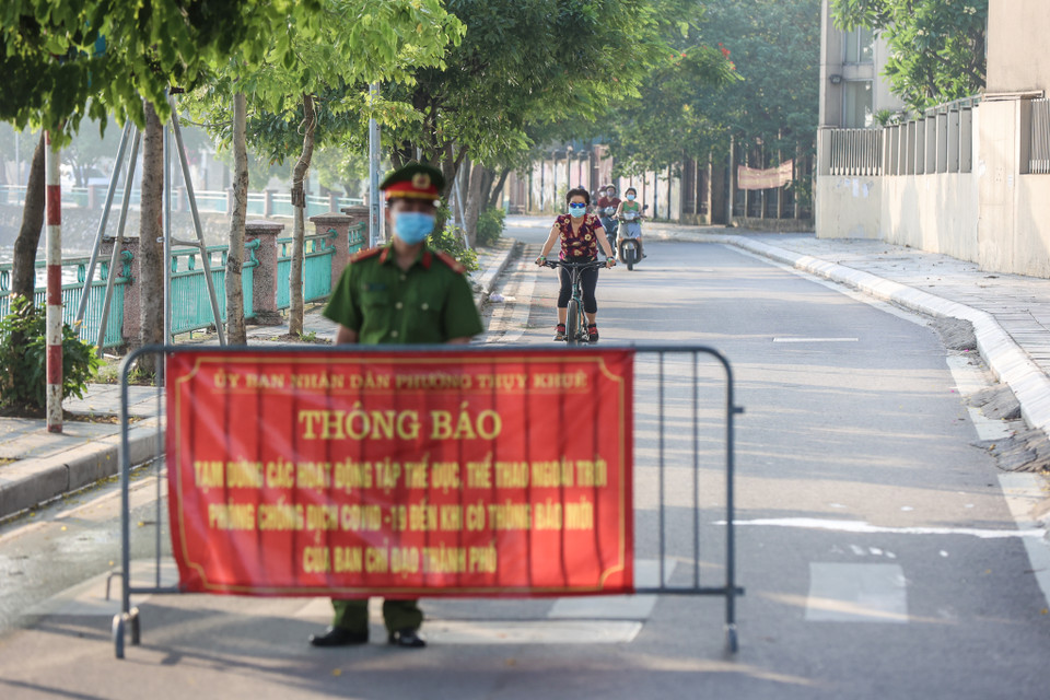 Tuy nhiên, nhiều trường hợp vẫn đạp xe hoặc chạy bộ trên khu vực từng có ca nhiễm COVID-19. (Ảnh: Minh Sơn/Vietnam+)