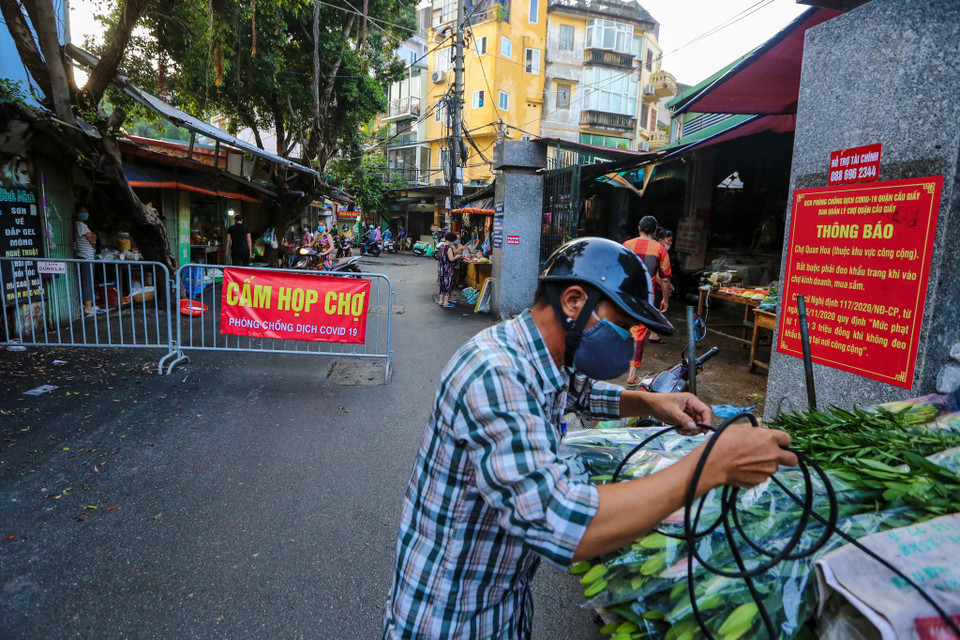 Các trung tâm thương mại, siêu thị, chợ dân sinh, cửa hàng tiện lợi được phép bày bán các mặt hàng thiết yếu, đảm bảo cung cấp đầy đủ nhu yếu phẩm hàng ngày cho nhân dân trên địa bàn...(Ảnh: Minh Sơn/Vietnam+)