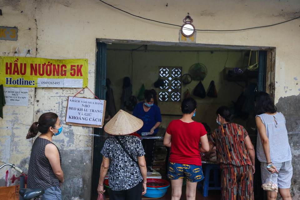 Lãnh đạo thành phố Hà Nội cũng yêu cầu mọi người dân ở tại nhà, chỉ ra ngoài trong trường hợp thật sự cần thiết. (Ảnh: Minh Sơn/Vietnam+)