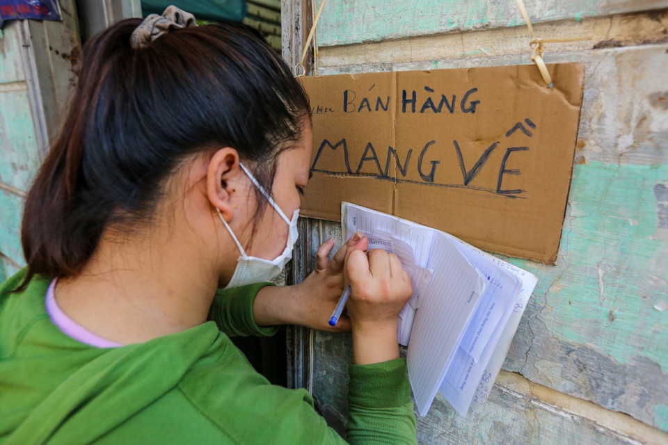 Khi người dân có nhu cầu về thực phẩm có thể để lại số điện thoại để nhận hàng tại nhà. (Ảnh: Minh Sơn/Vietnam+)