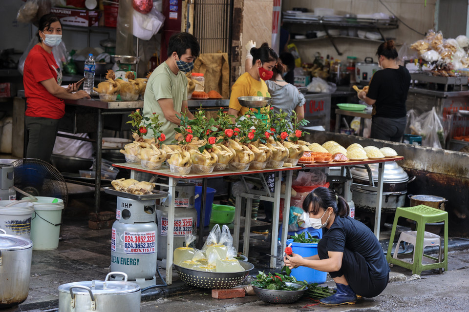 Các cửa hàng trên Chợ Hàng Bè bày bán các mặt hàng nhân ngày rằm trong tháng. Các tiểu thương ở đây cho biết, số lượng bán hàng không được nhiều như mọi ngày. (Ảnh: Minh Sơn/Vietnam+)