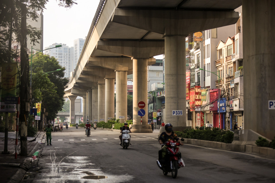 Đường Cầu Giấy thời điểm 7 giờ sáng. (Ảnh: Minh Sơn/Vietnam+)