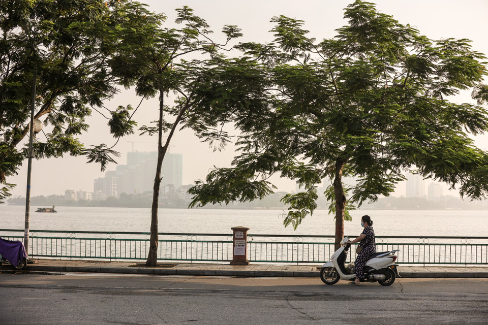 Ghi nhận trong sáng 24/7, các tuyến phố cũng trở nên vắng vẻ hơn. (Ảnh: Minh Sơn/Vietnam+)