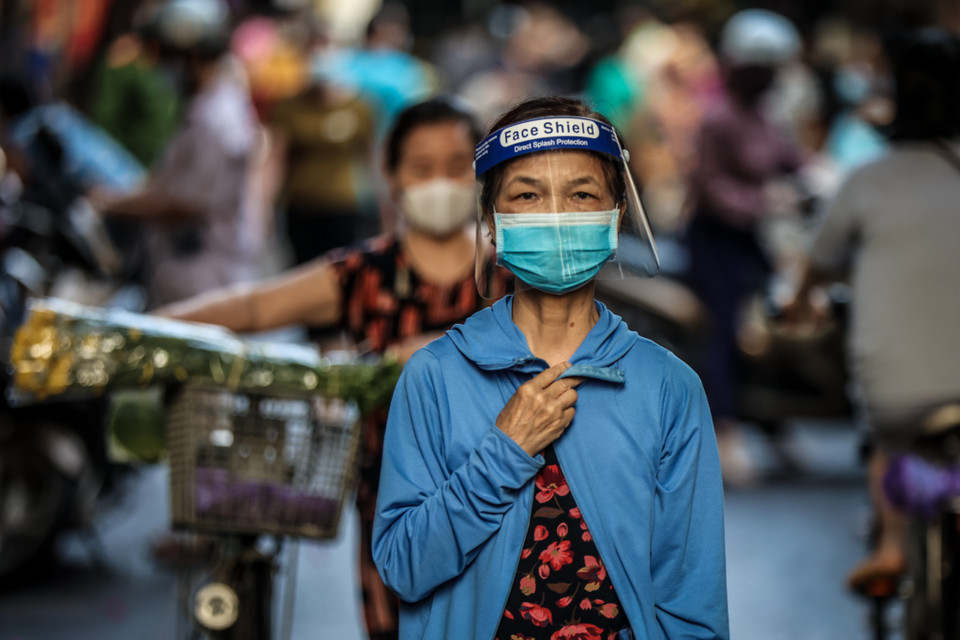 Người dân cũng phải đảm bảo giữ khoảng cách an toàn khi ra ngoài. (Ảnh: Minh Sơn/Vietnam+)